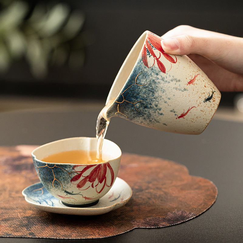 青花火石紅手繪荷韻錦鯉公道杯