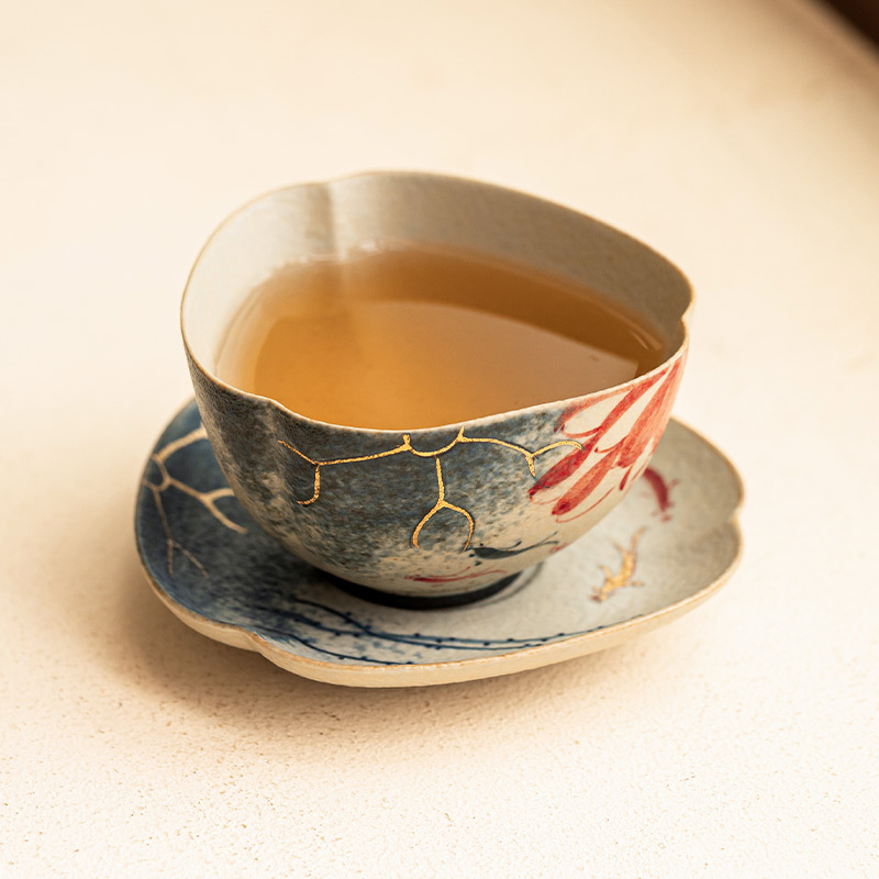 青花火石手繪荷韻錦鯉葵口杯