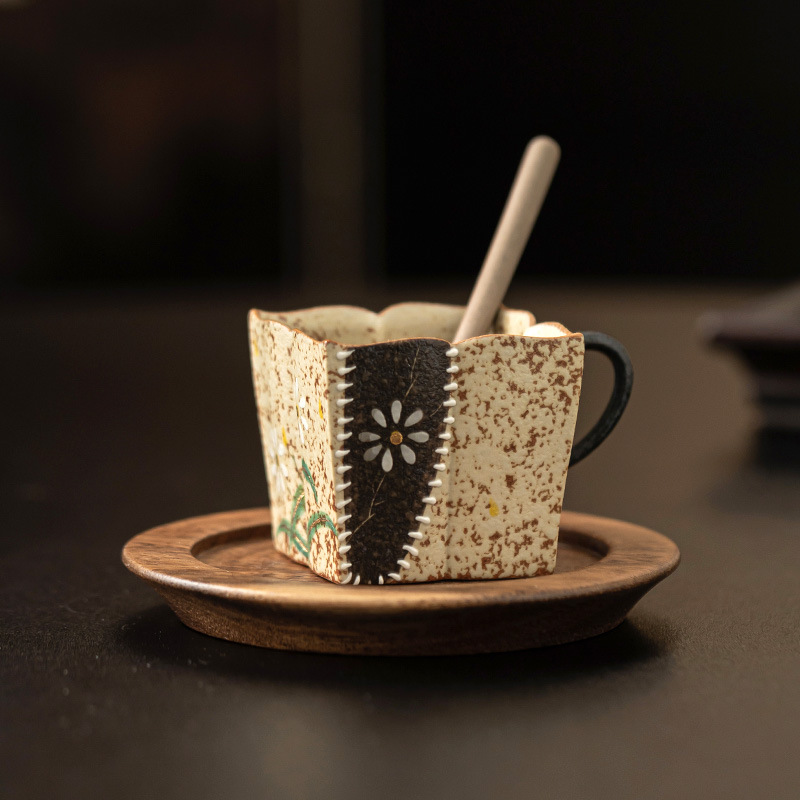 青花火石紅小雛菊四方蓮杯