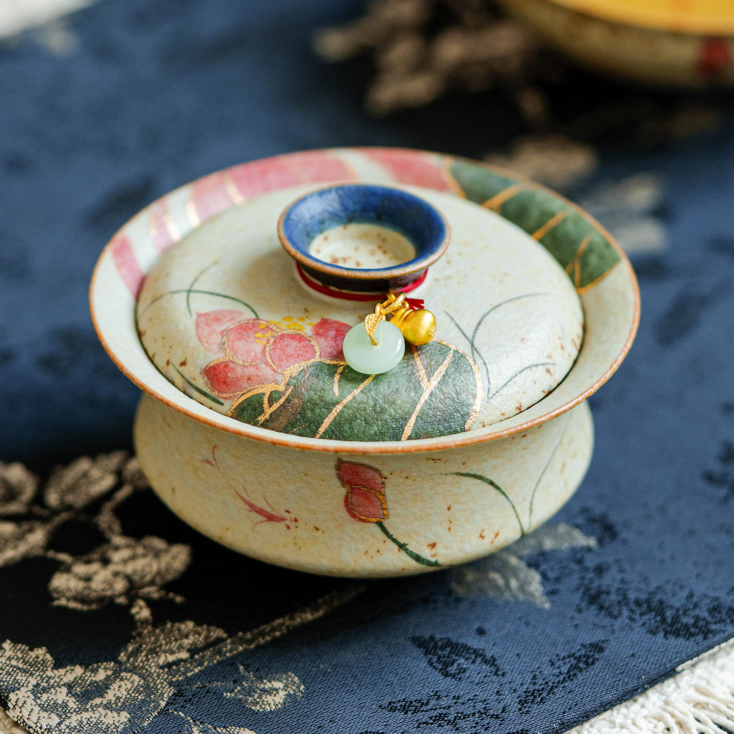 青花火紅石提溜蓋碗