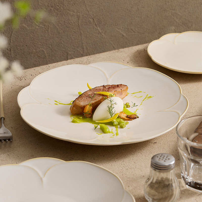 米黃花瓣陶瓷平盤