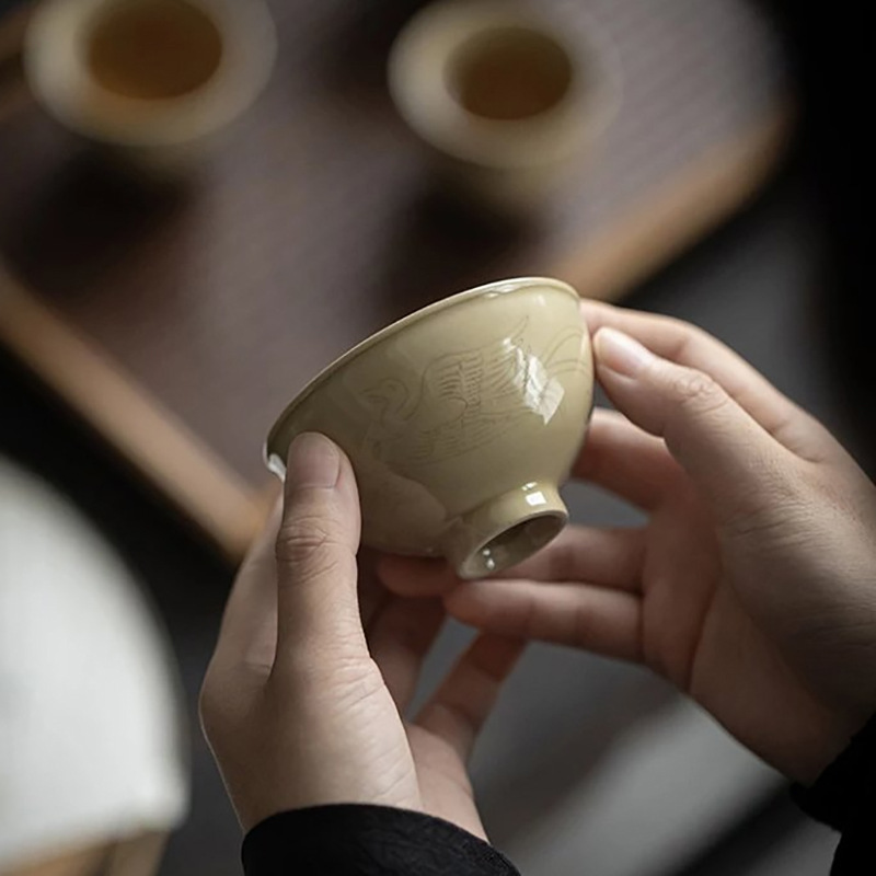 越窑青瓷雕刻主人杯