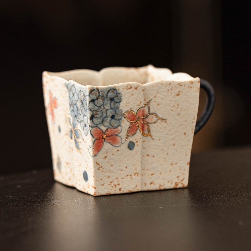 青花火石紅四方花口八瓣把杯