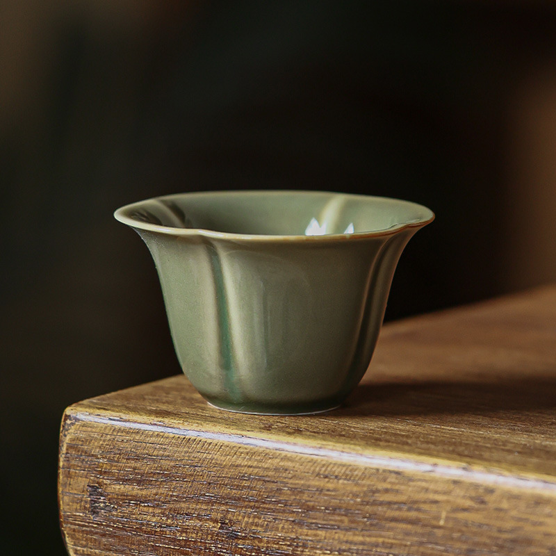 越窯青瓷花瓣茶杯