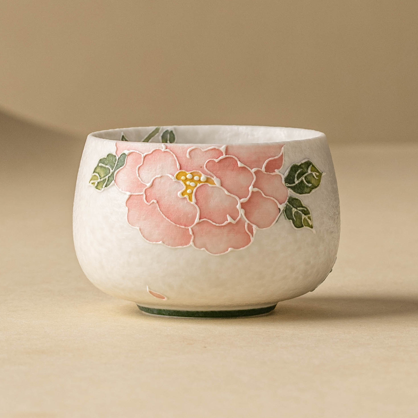 手繪堆雕牡丹羅漢杯