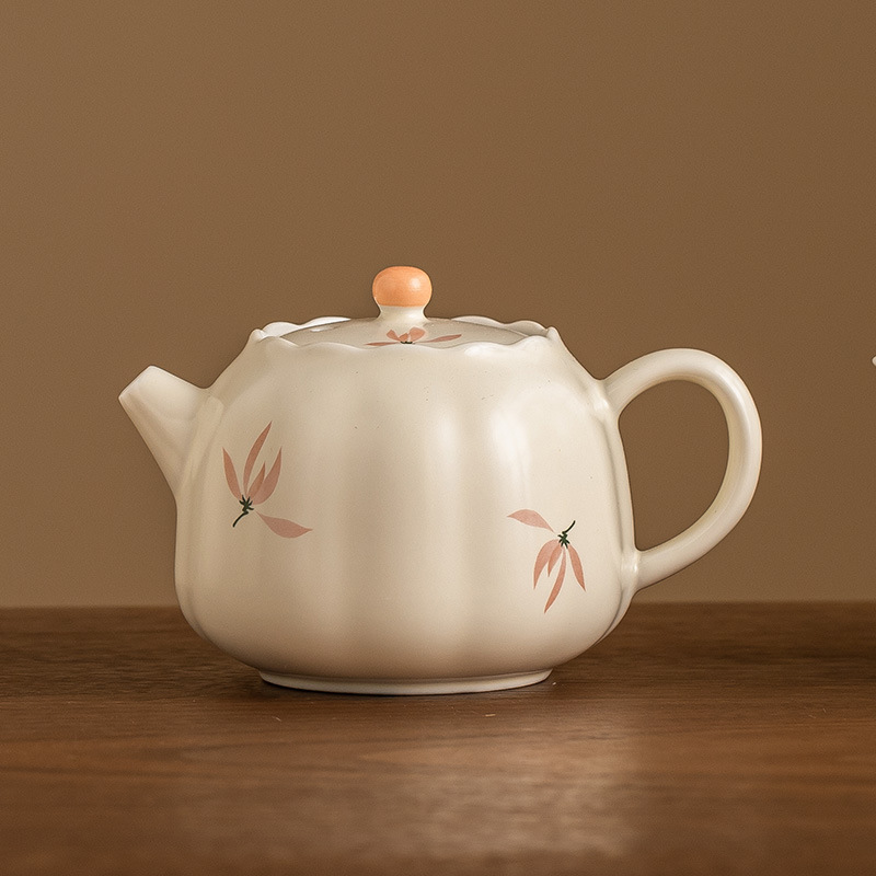 米黃釉蘭花花蕾壺