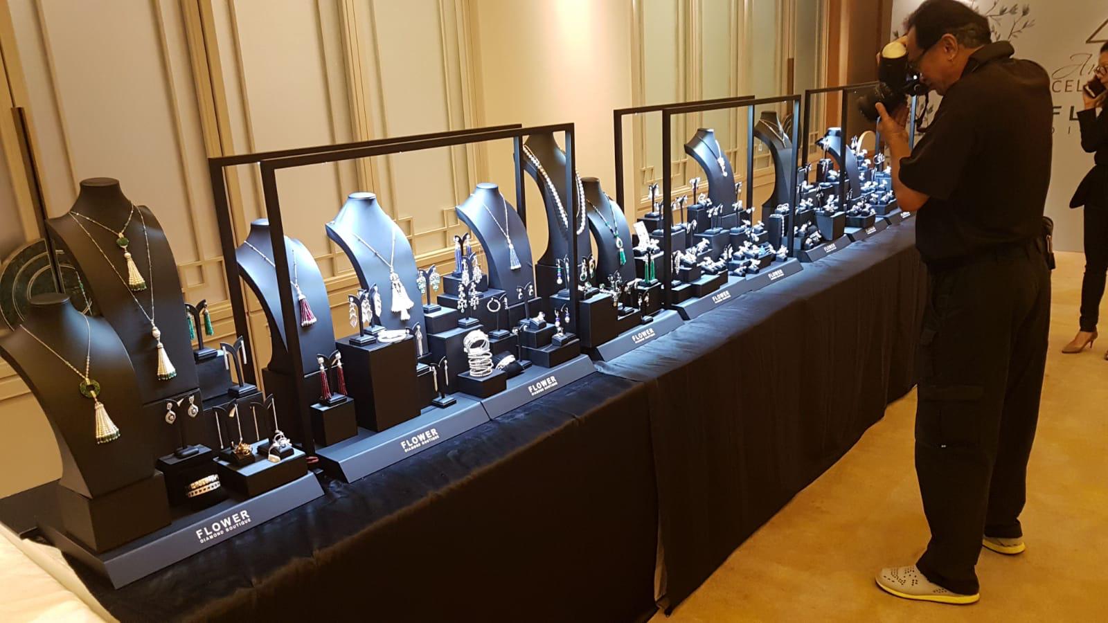 Pop Up Stand-Light Makers