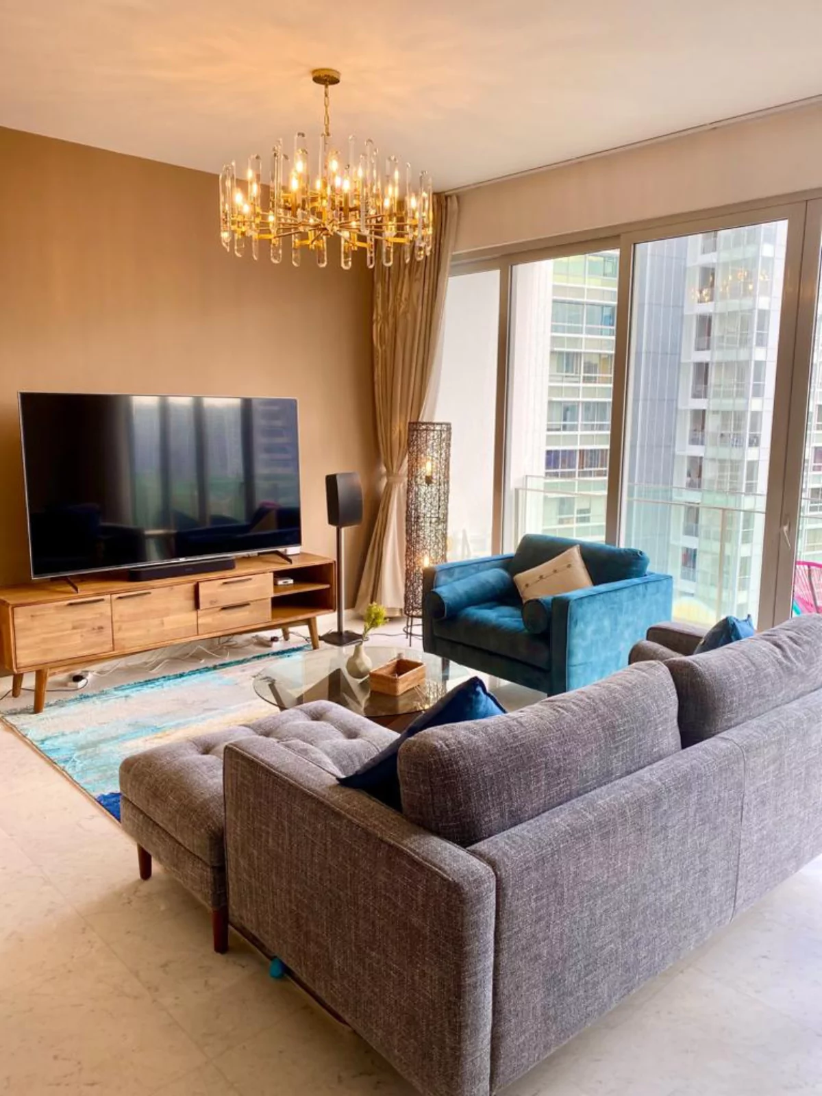 {"default":"An elegant living space featuring modern decor and distinctive chandeliers. "}