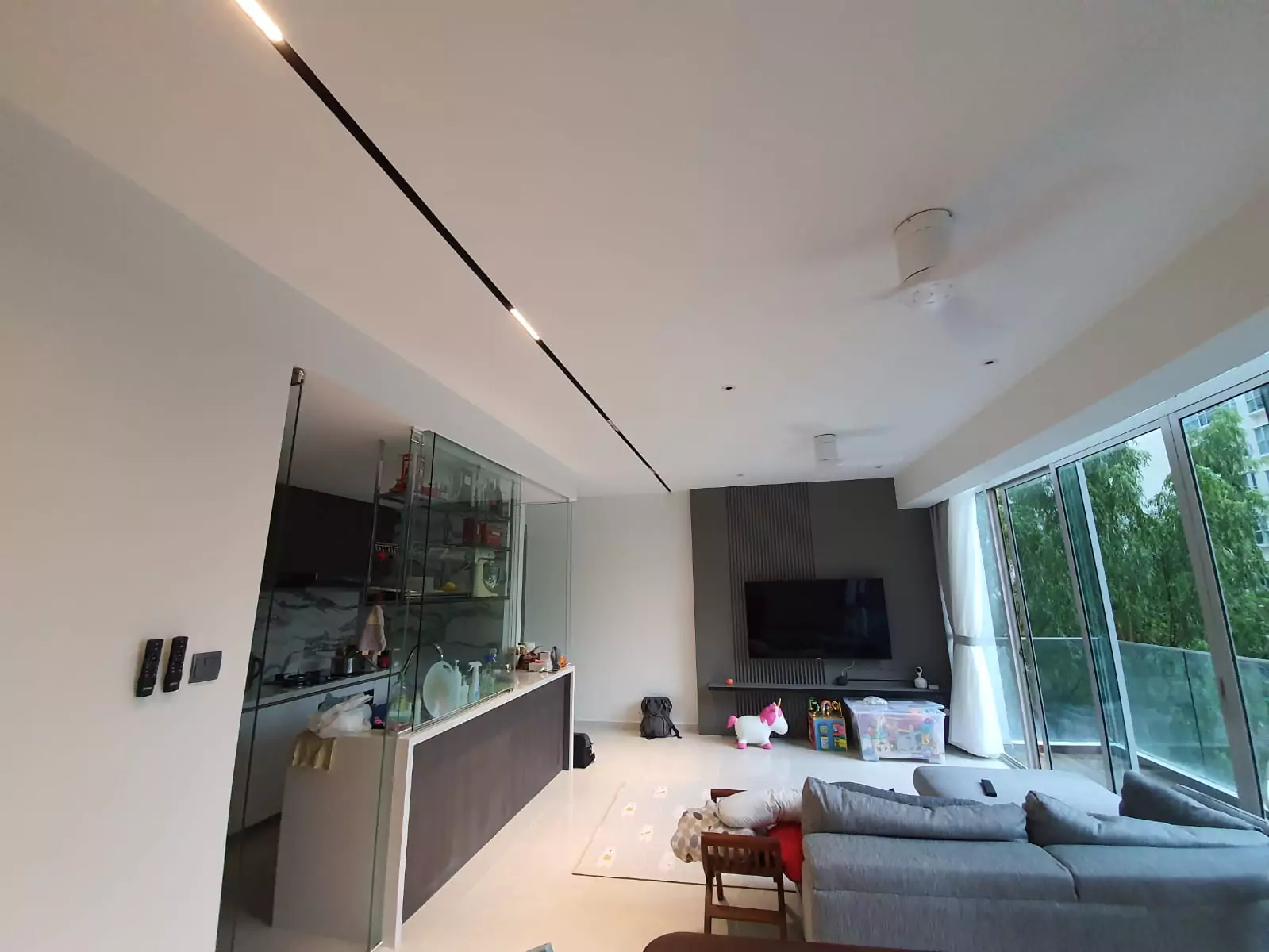 {"default":"Modern living area with minimalist design featuring our Magnetic Track Lights. "}