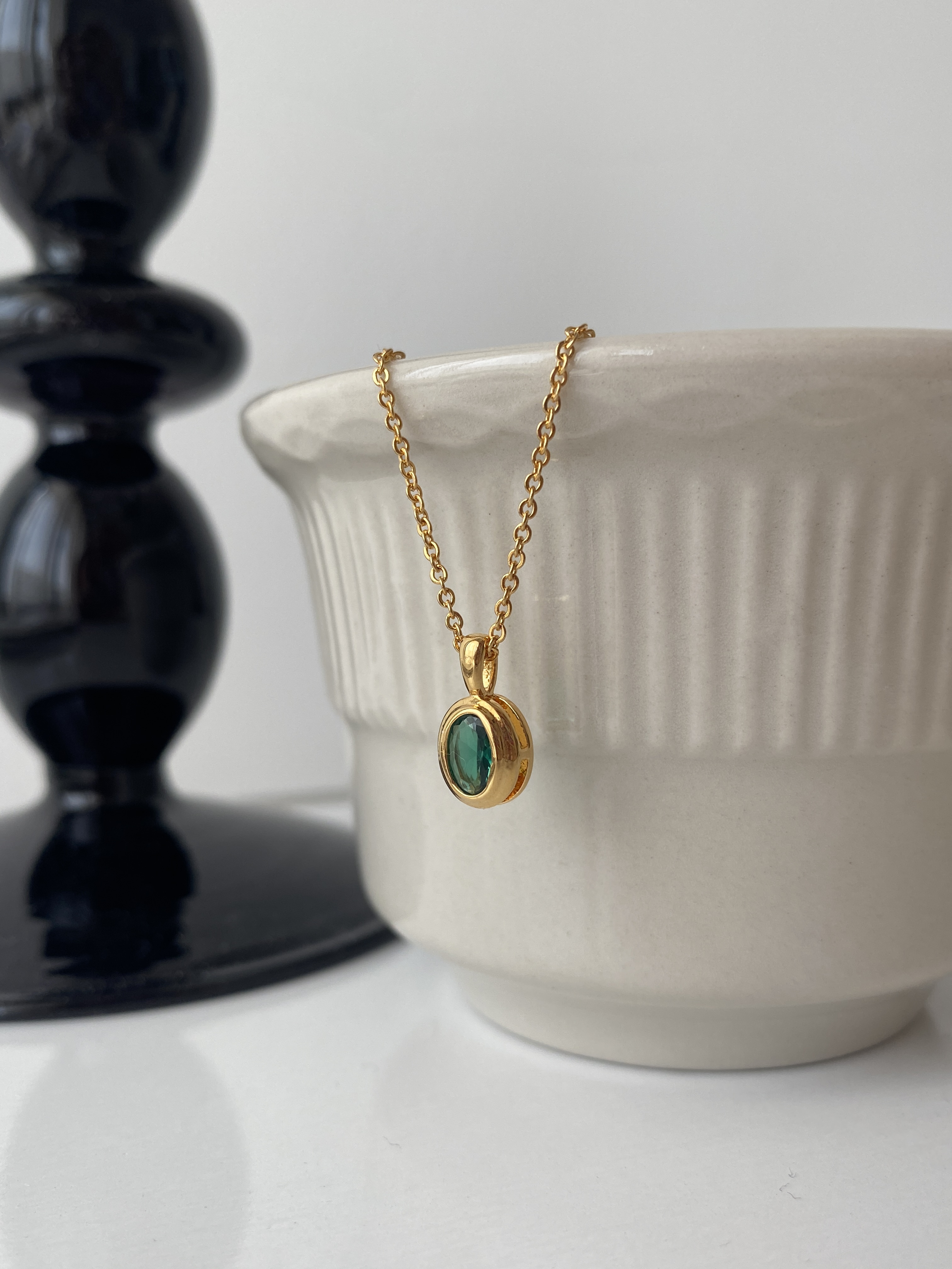 Gold,  1 oval green stones necklace