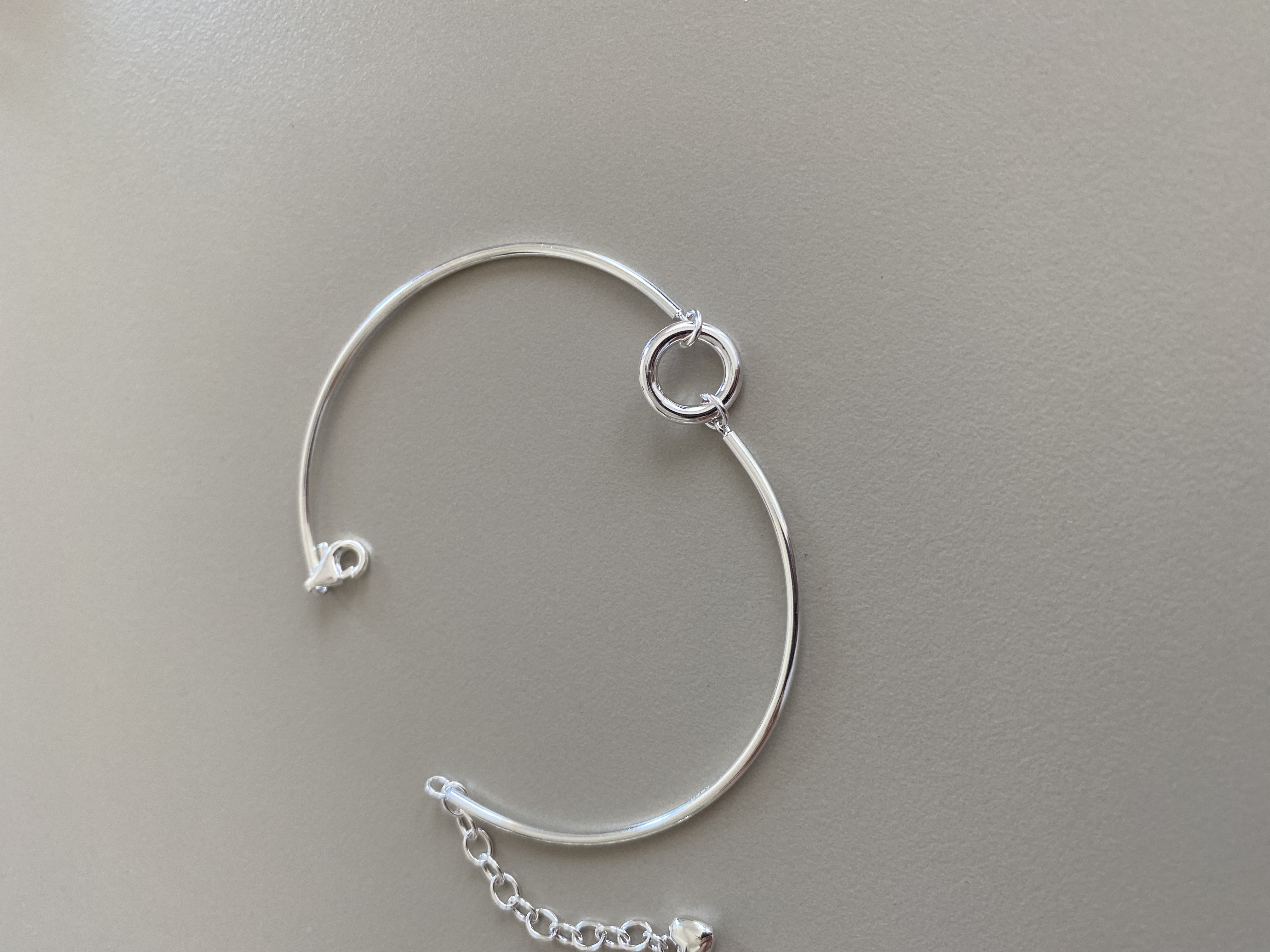 Simple, 1 Round Pendant Bangle Bracelet