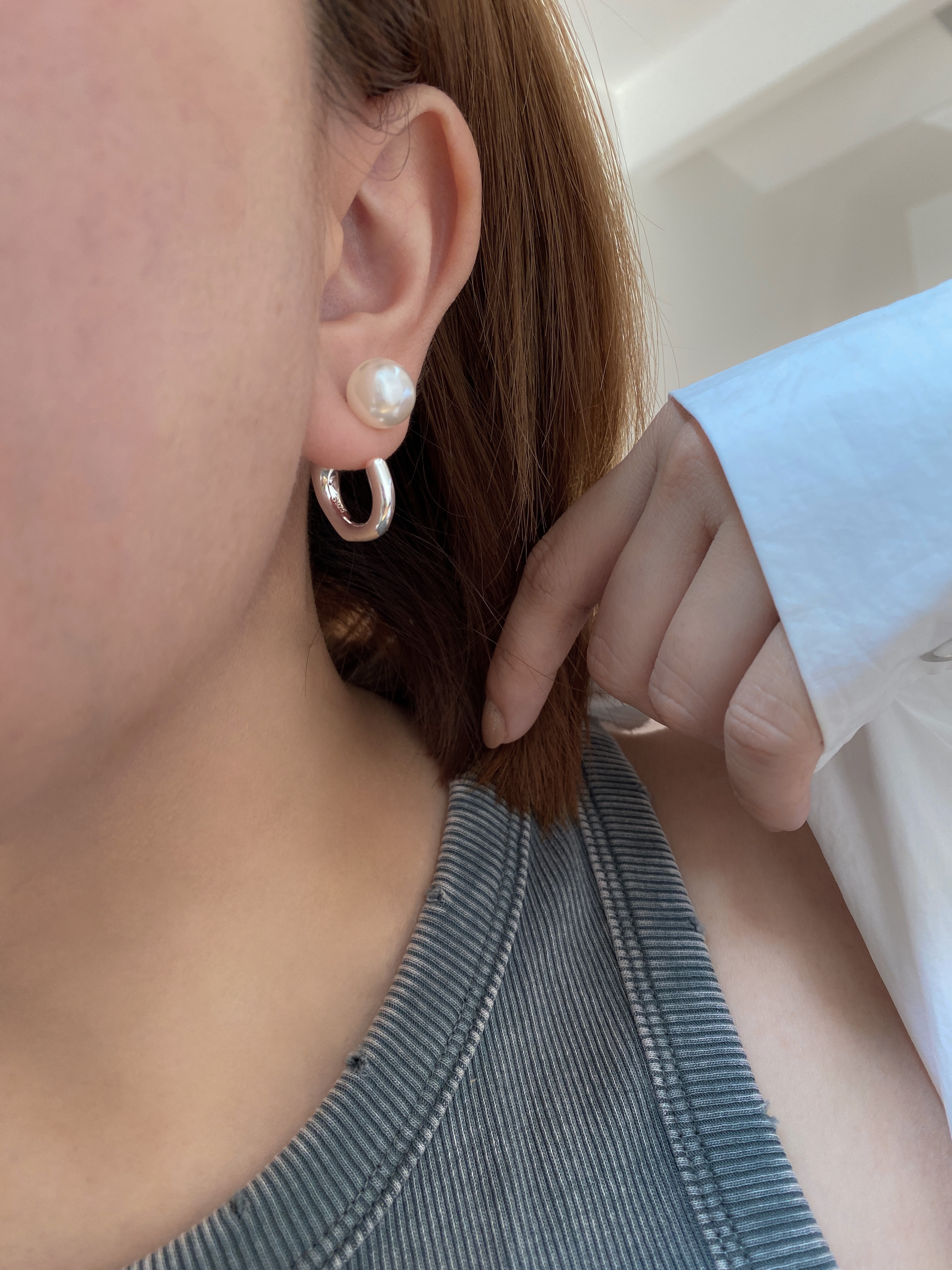 1cm freshwater pearl back hoop earring