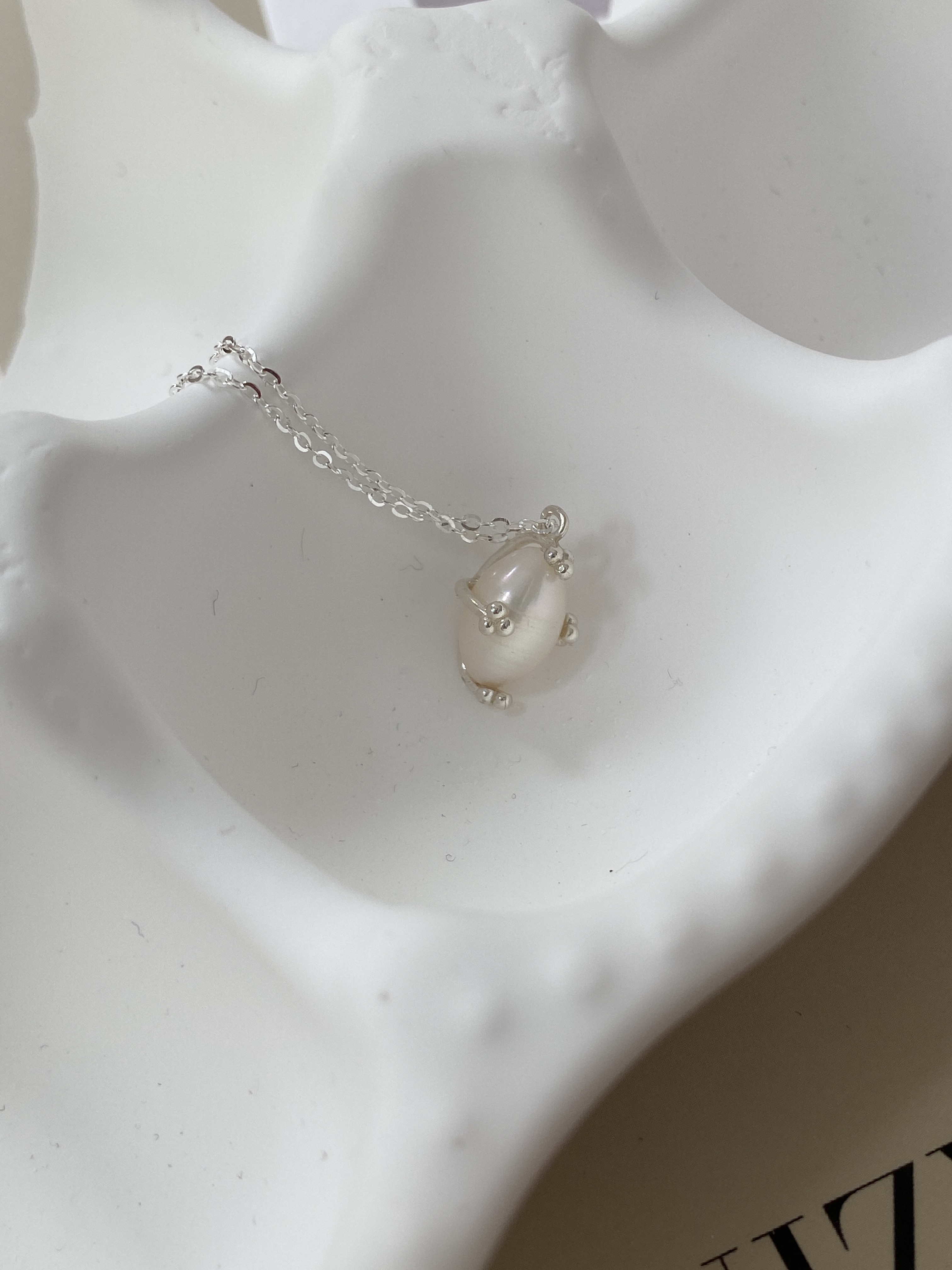 s925 oval baroque pearl with flower prong sliding necklace
