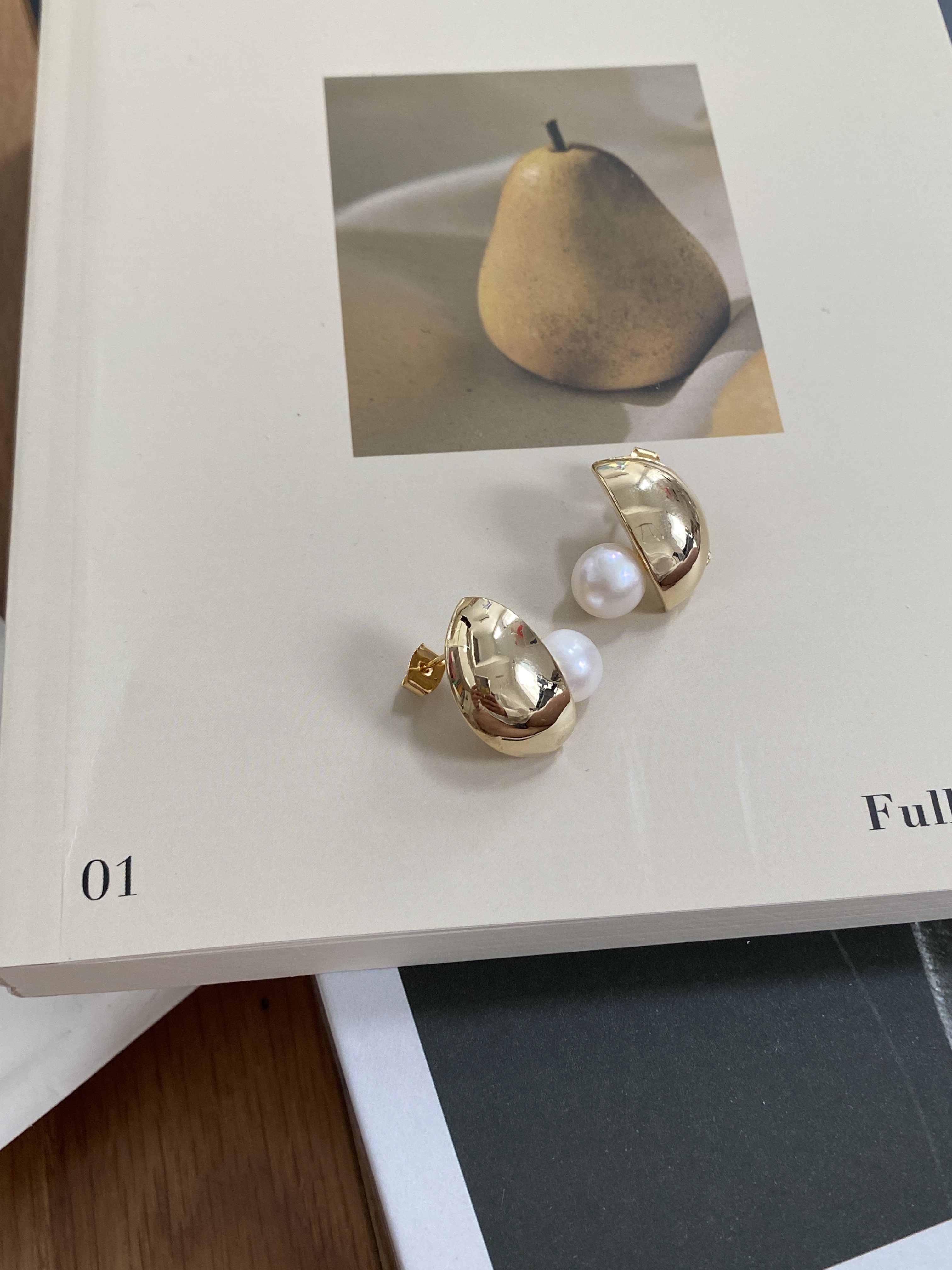 Semi half with 1 Swarovski pearl earring