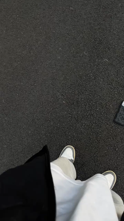 路易威登立體金印花皮紋磨砂手機殼