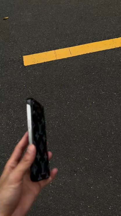 路易威登皮紋半包手機殼