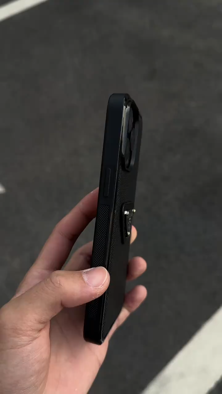 普拉達金屬立標皮質磨砂手機殼