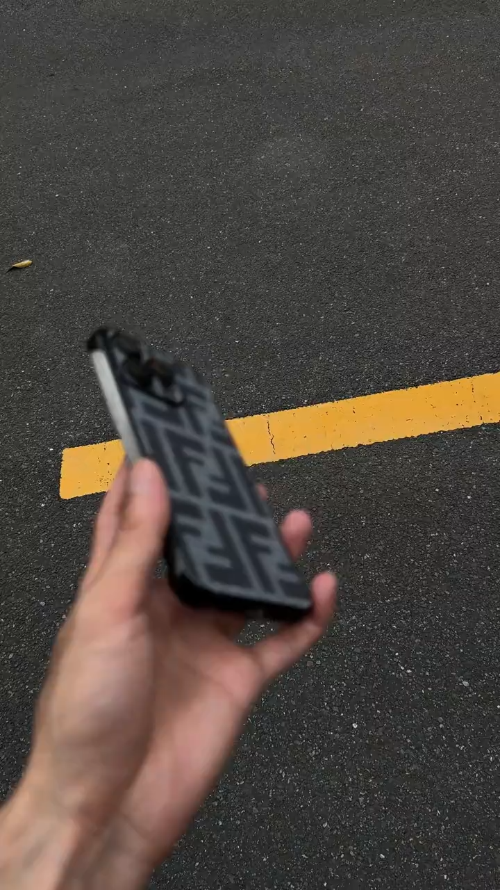 芬迪精孔皮紋半包手機殼