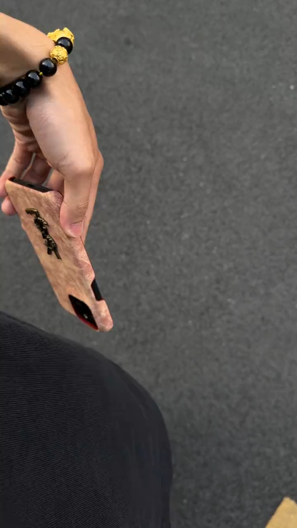 聖羅蘭扎染立標翻毛皮手機殼