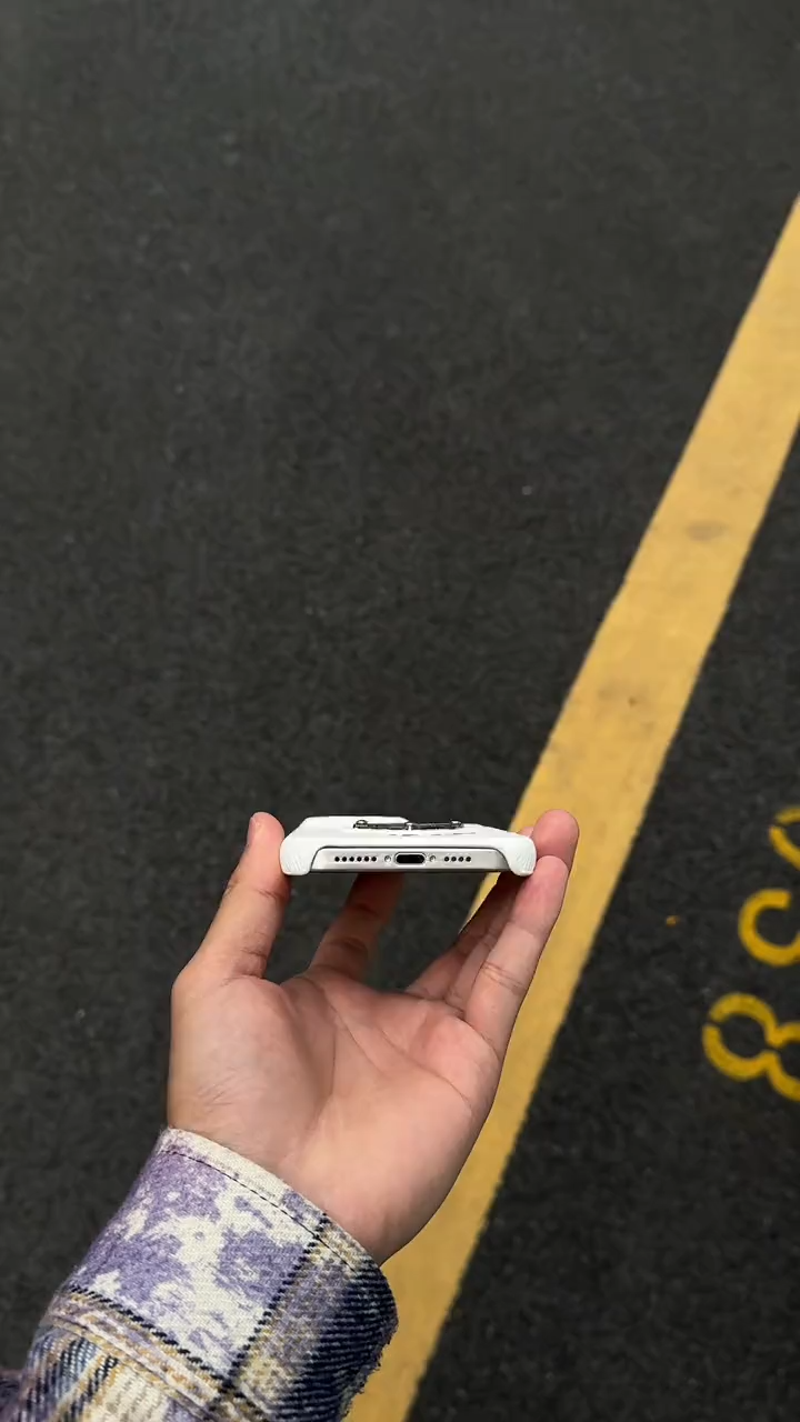 普拉達金屬立標皮質半包手机壳