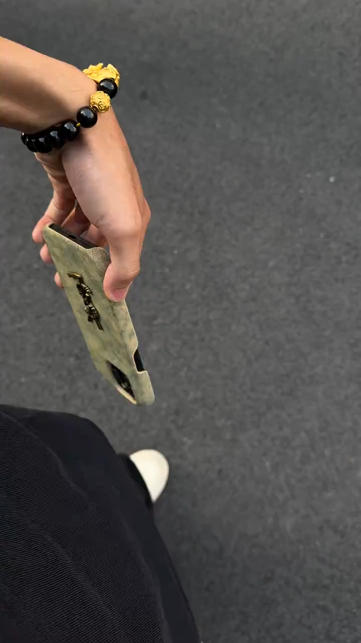 聖羅蘭立標翻毛皮手機殼