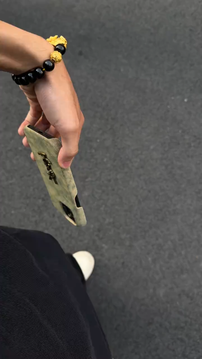 聖羅蘭立標翻毛皮手機殼