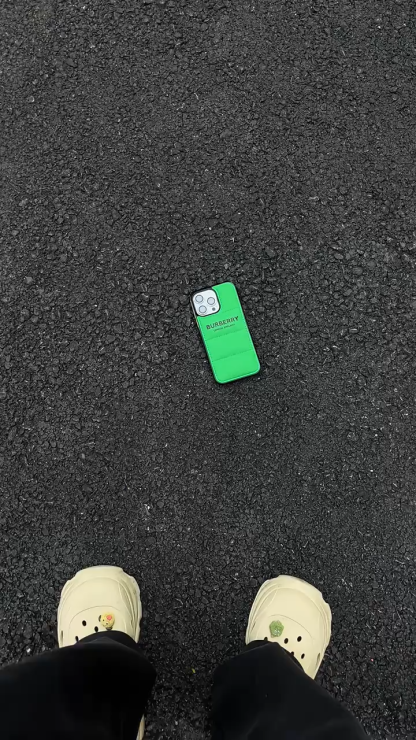 巴寶莉全包羽絨防摔手機殼