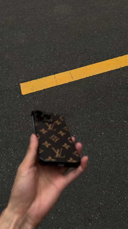 路易威登皮紋半包手機殼