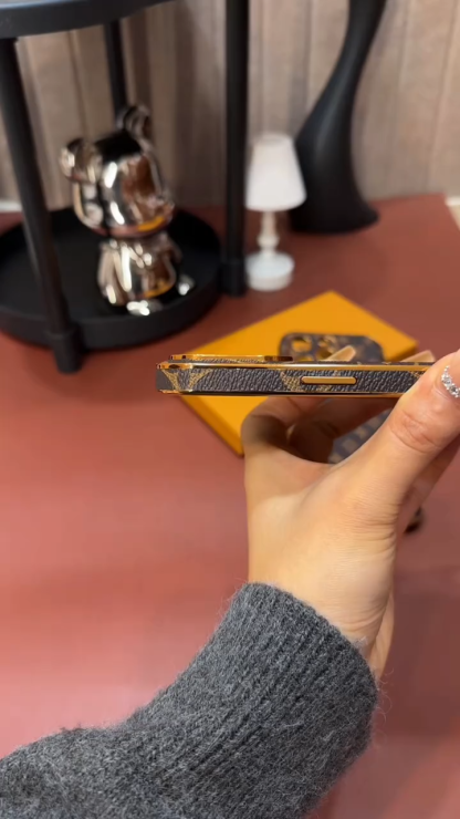 路易威登電鍍金皮質手機殼