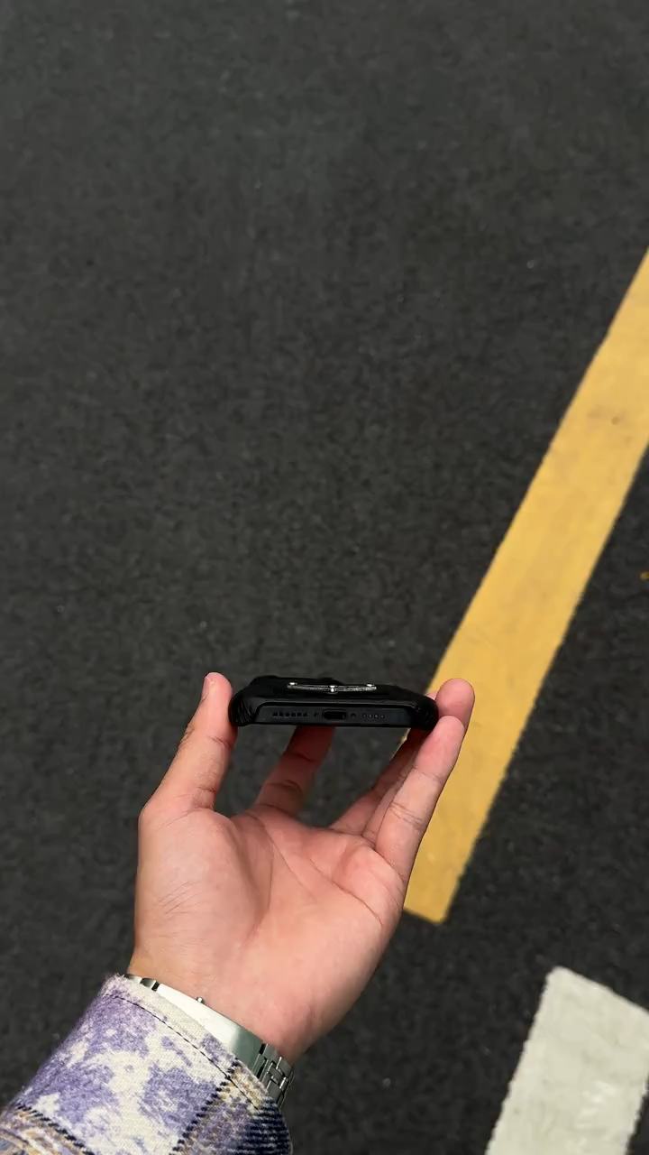 普拉達金屬立標皮質半包手机壳