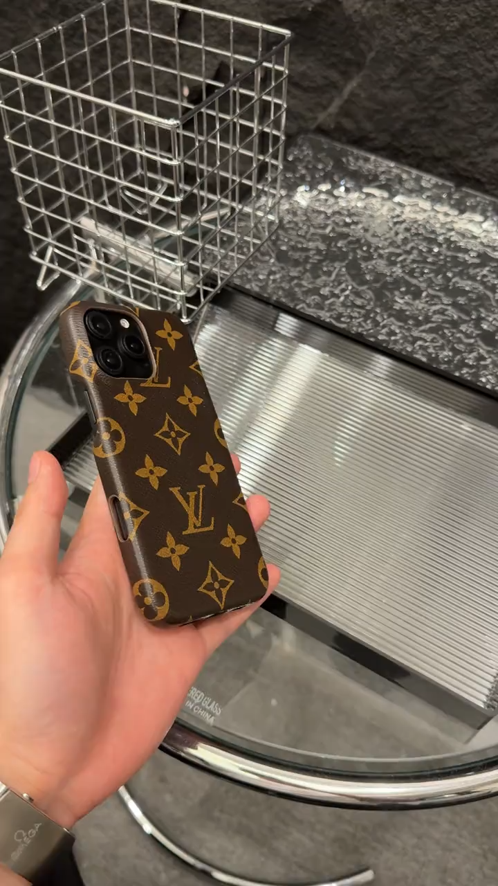 路易威登皮質半包手機殼