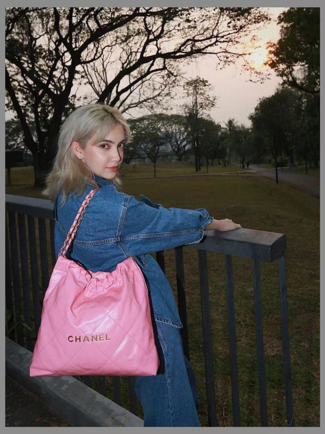 シック★デニム カメリア【CHANEL】22 スモール ハンドバッグ Chanel シャネル 22 ミニ ハンドバッグ デニム Jennie ジェニー