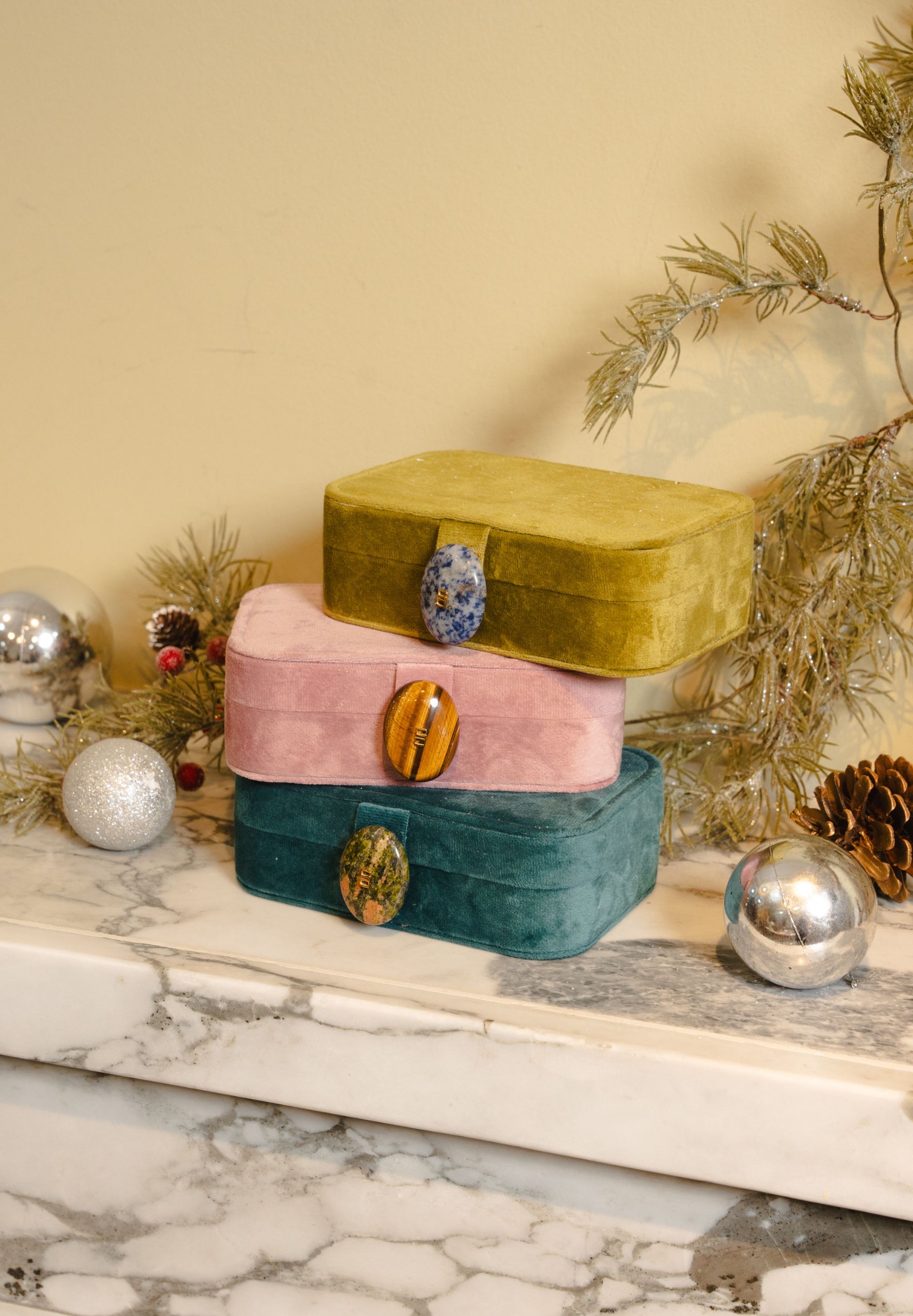 Minimal travel jewellery case with soft compartments for necklaces, earrings and charms