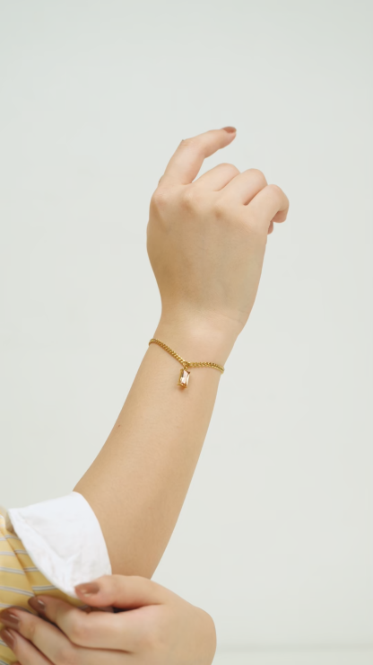 Verity Champagne Pendant Gold with Curb Chain Bracelet