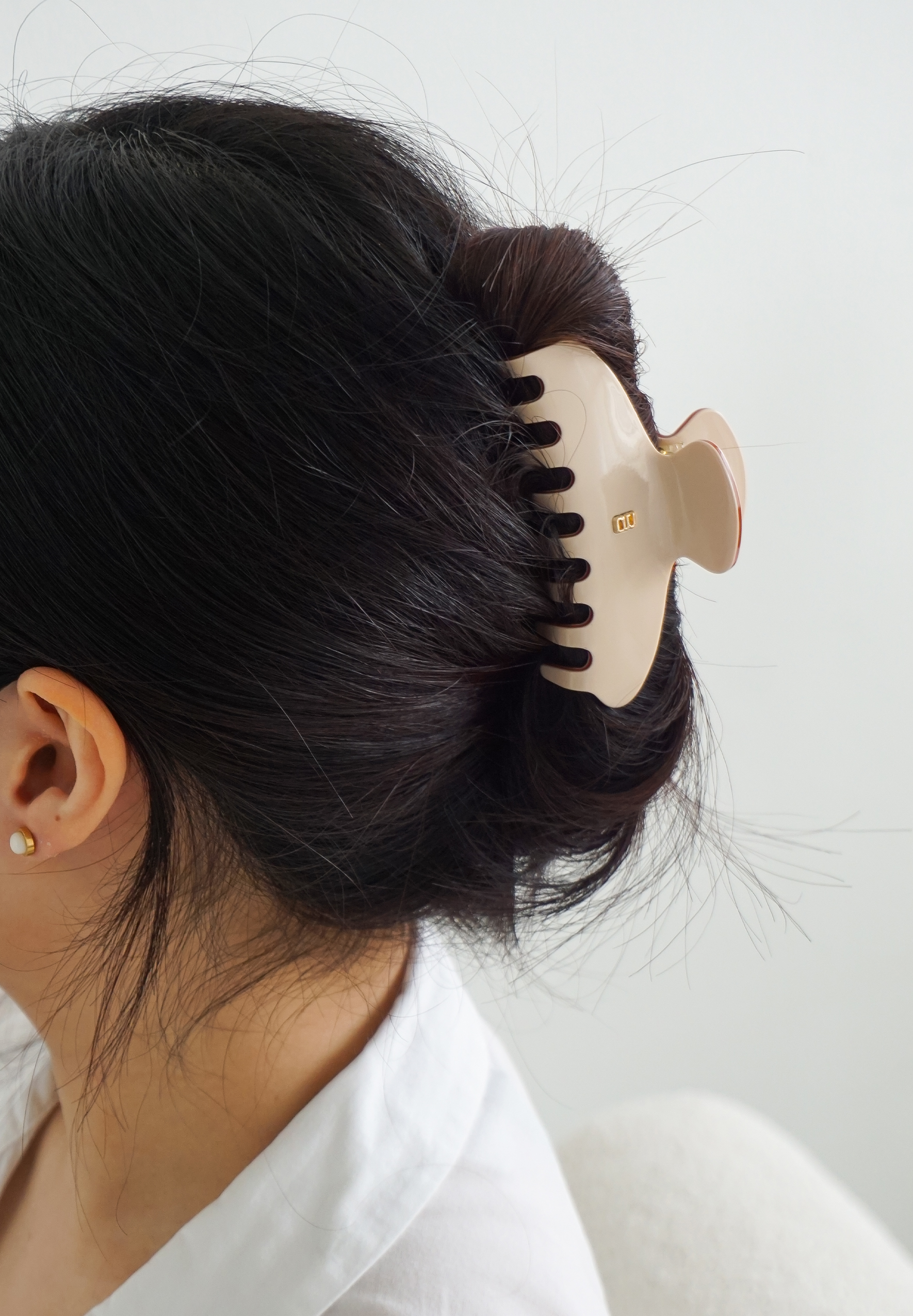Gung Iconic Beige Claw Clip 
