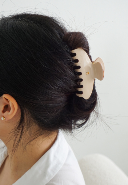 Gung Iconic Beige Claw Clip 