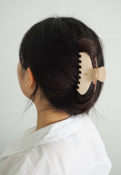 Gung Iconic Beige Claw Clip 