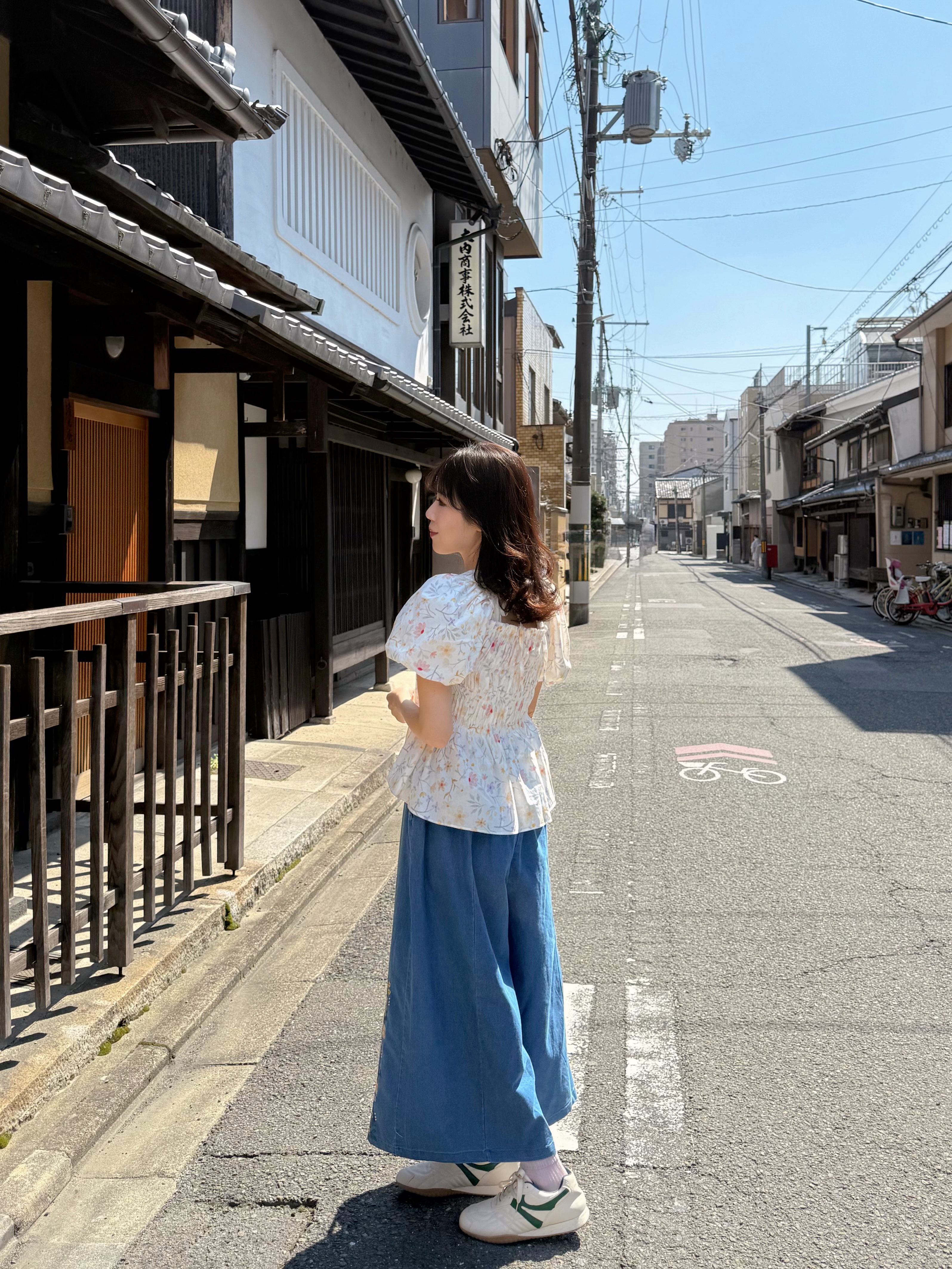 刺繡花薄款闊腳牛仔褲