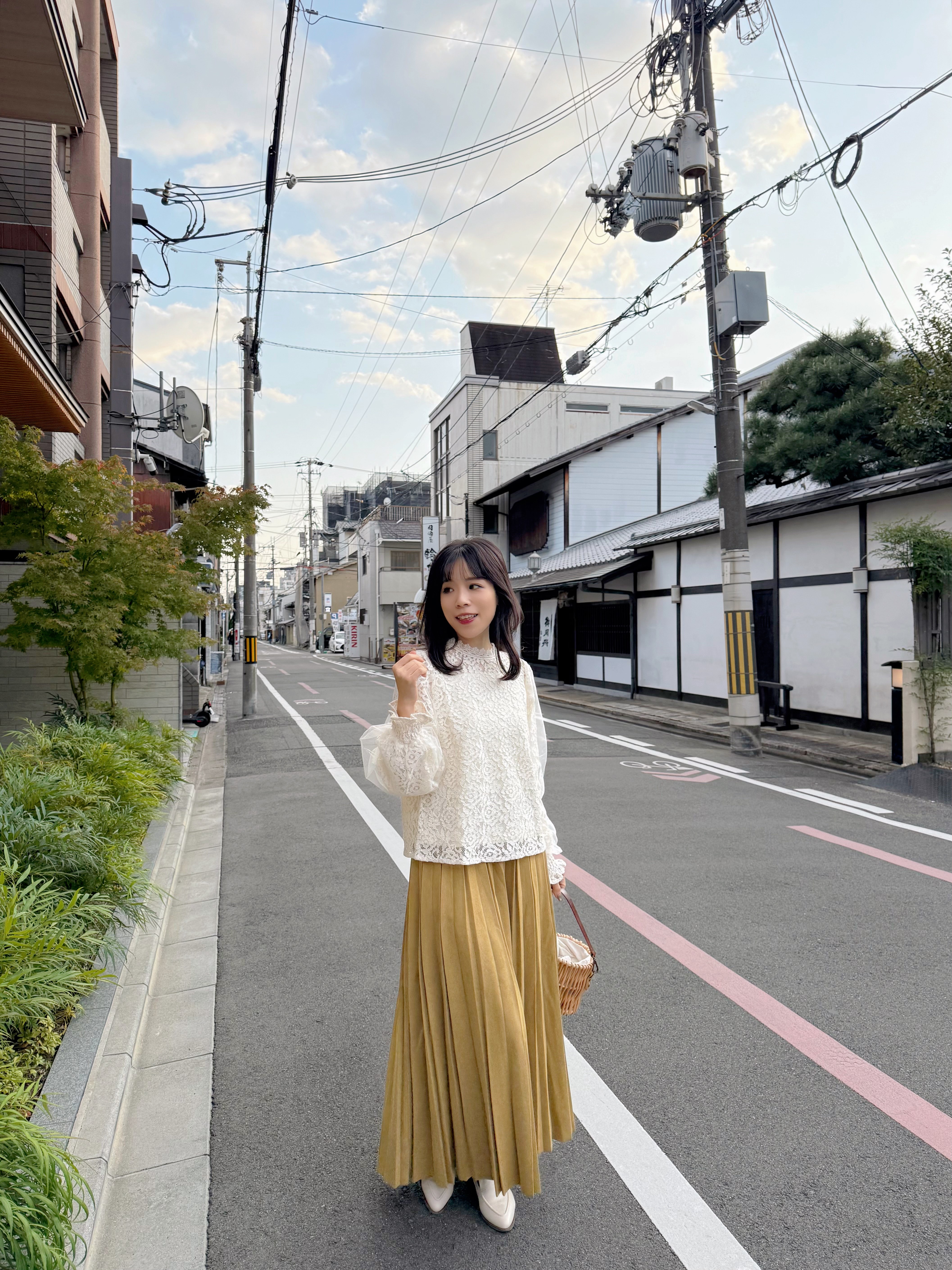 3色•紗紗泡泡袖蕾絲上衣