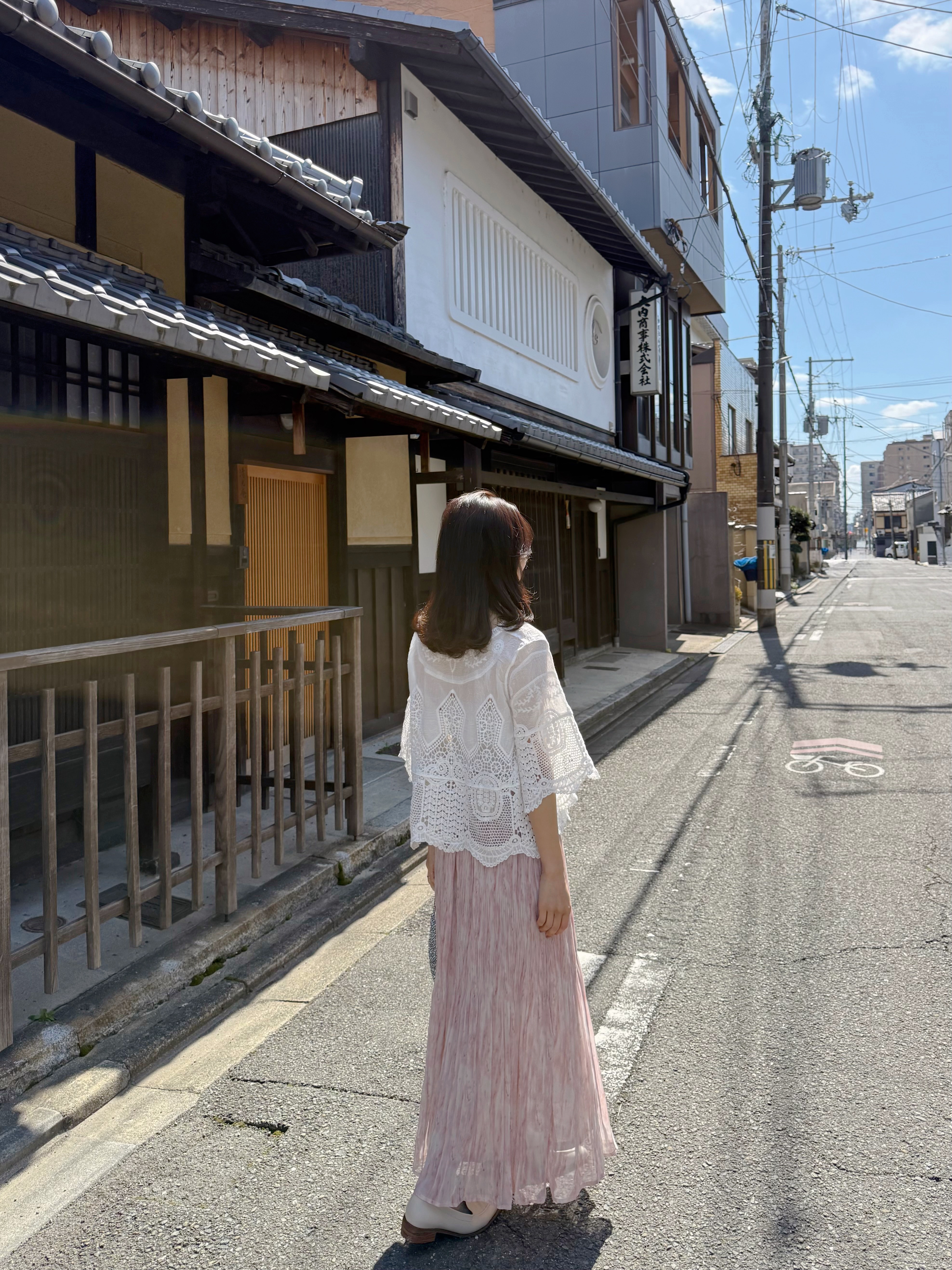 刺繡花傘袖鏤空上衣