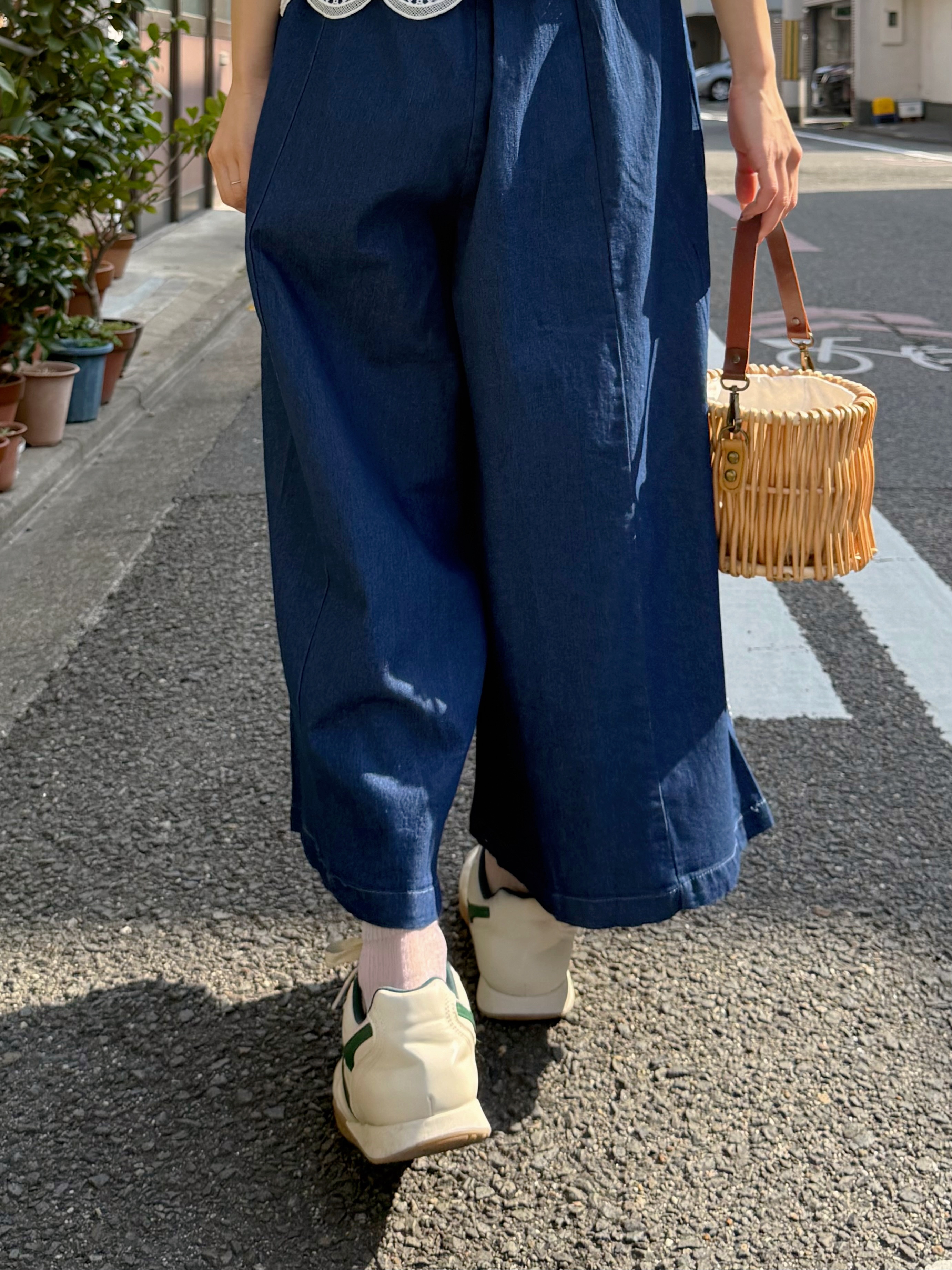 深藍色刺繡闊腳牛仔褲