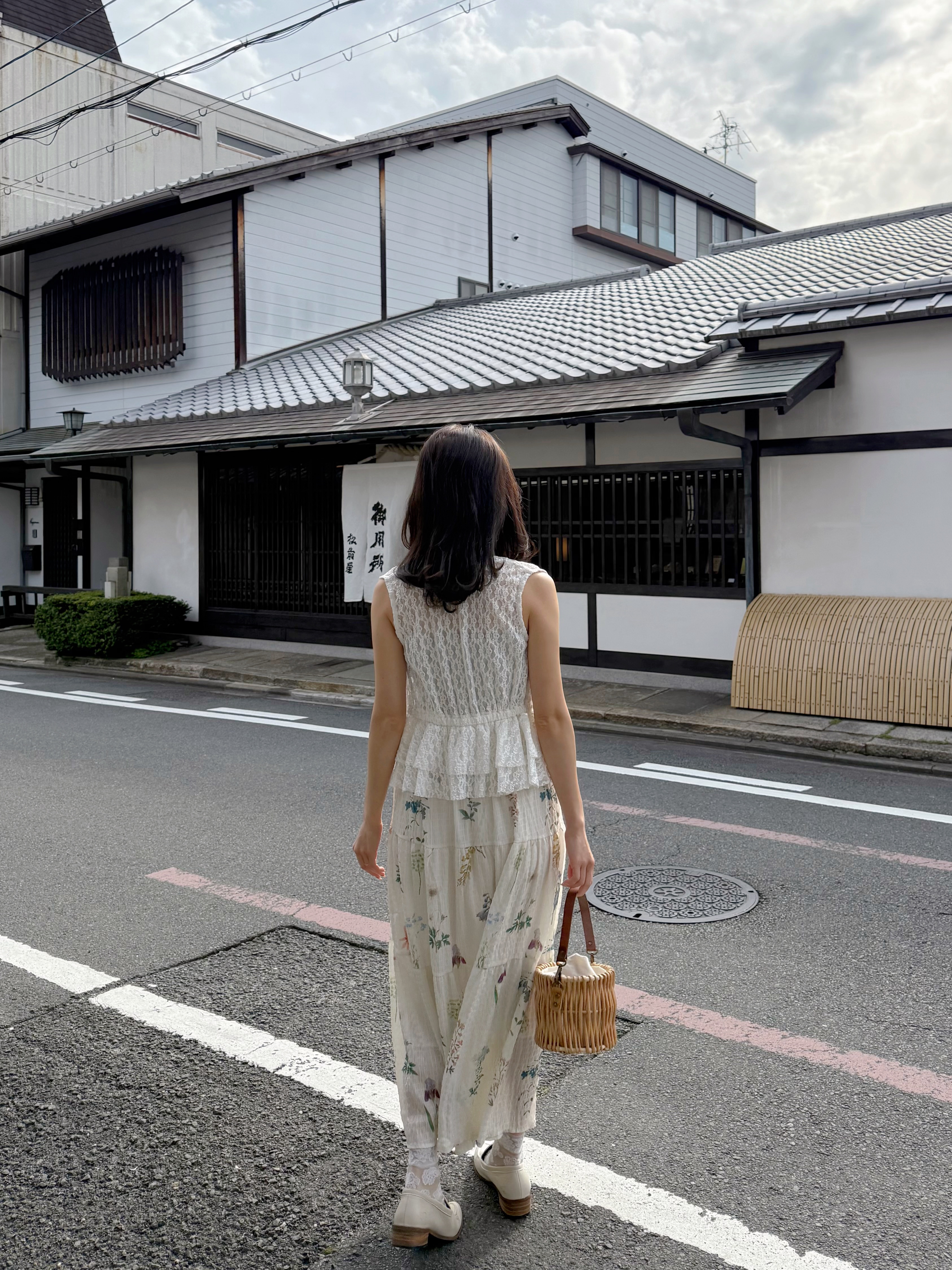 V領蕾絲波浪擺背心