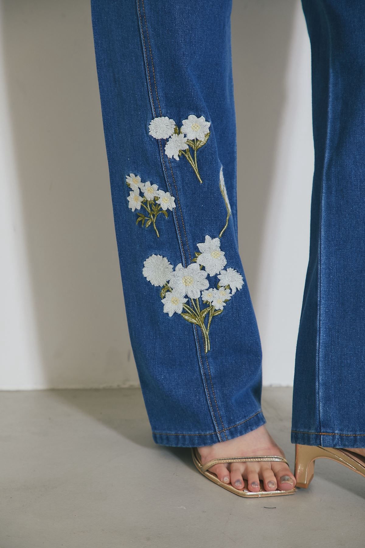 刺繡花闊腳修腳牛仔褲