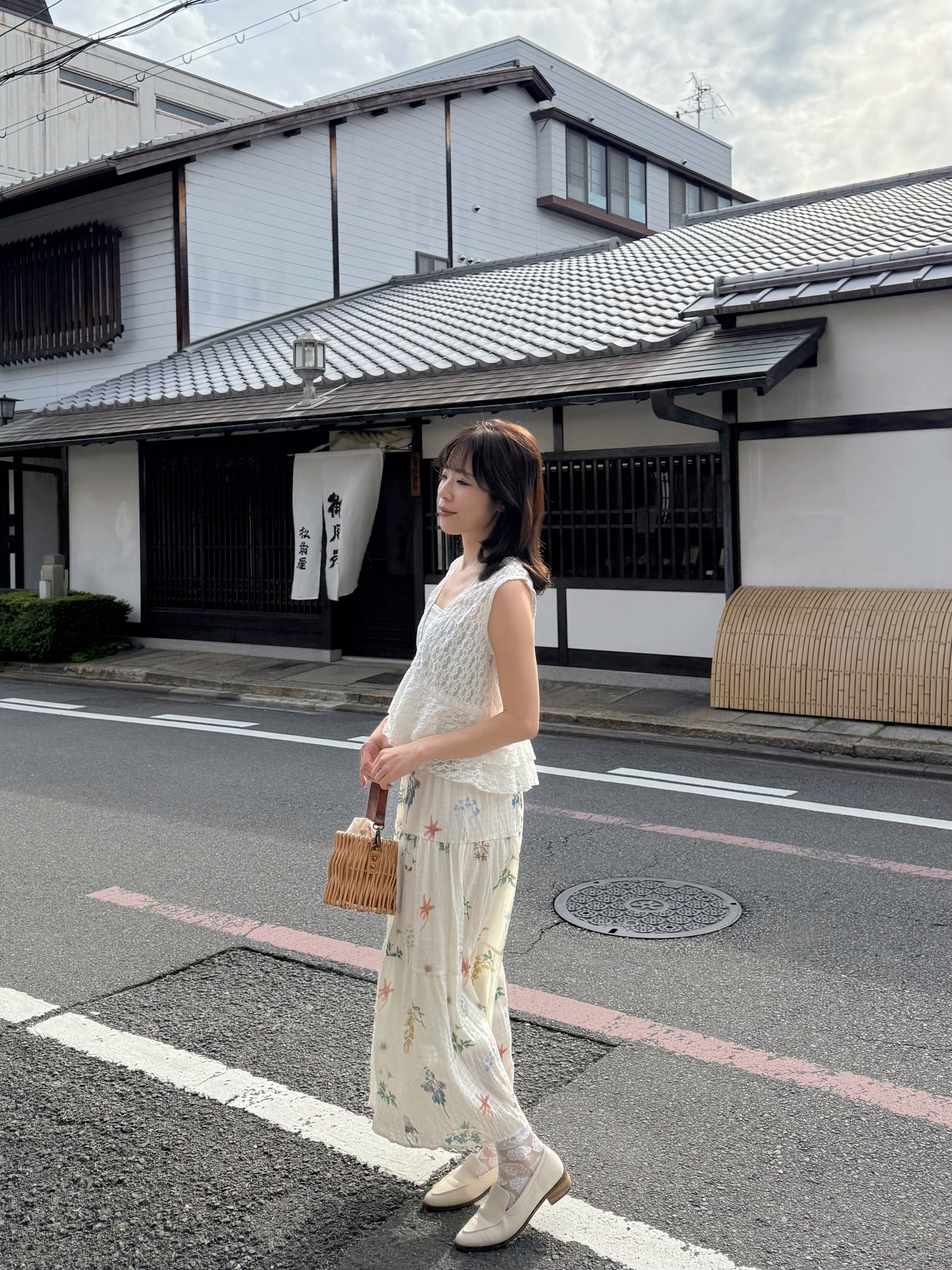 V領蕾絲波浪擺背心