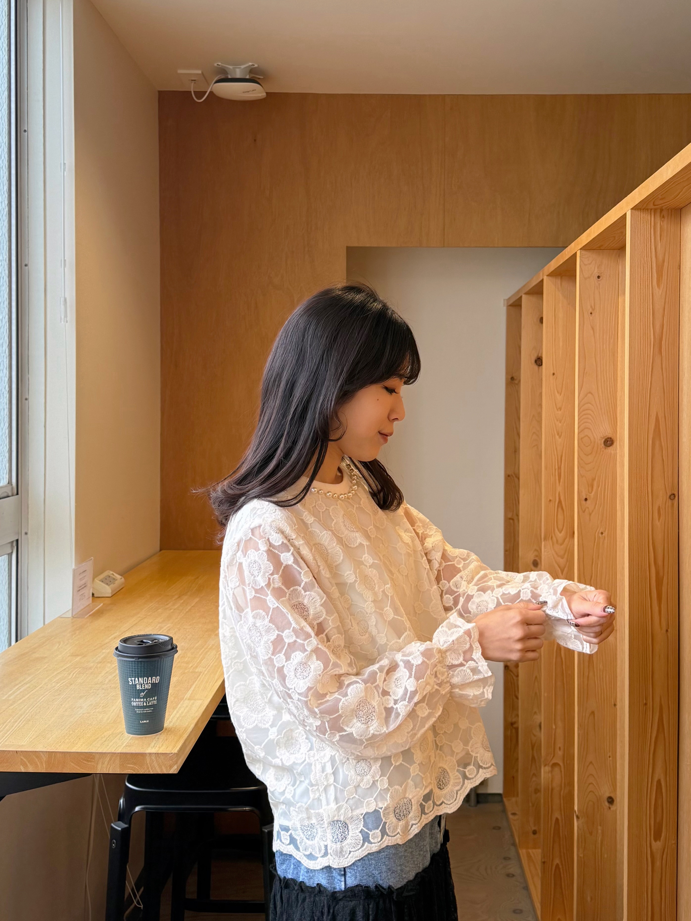 珍珠領波浪蕾絲刺繡上衣