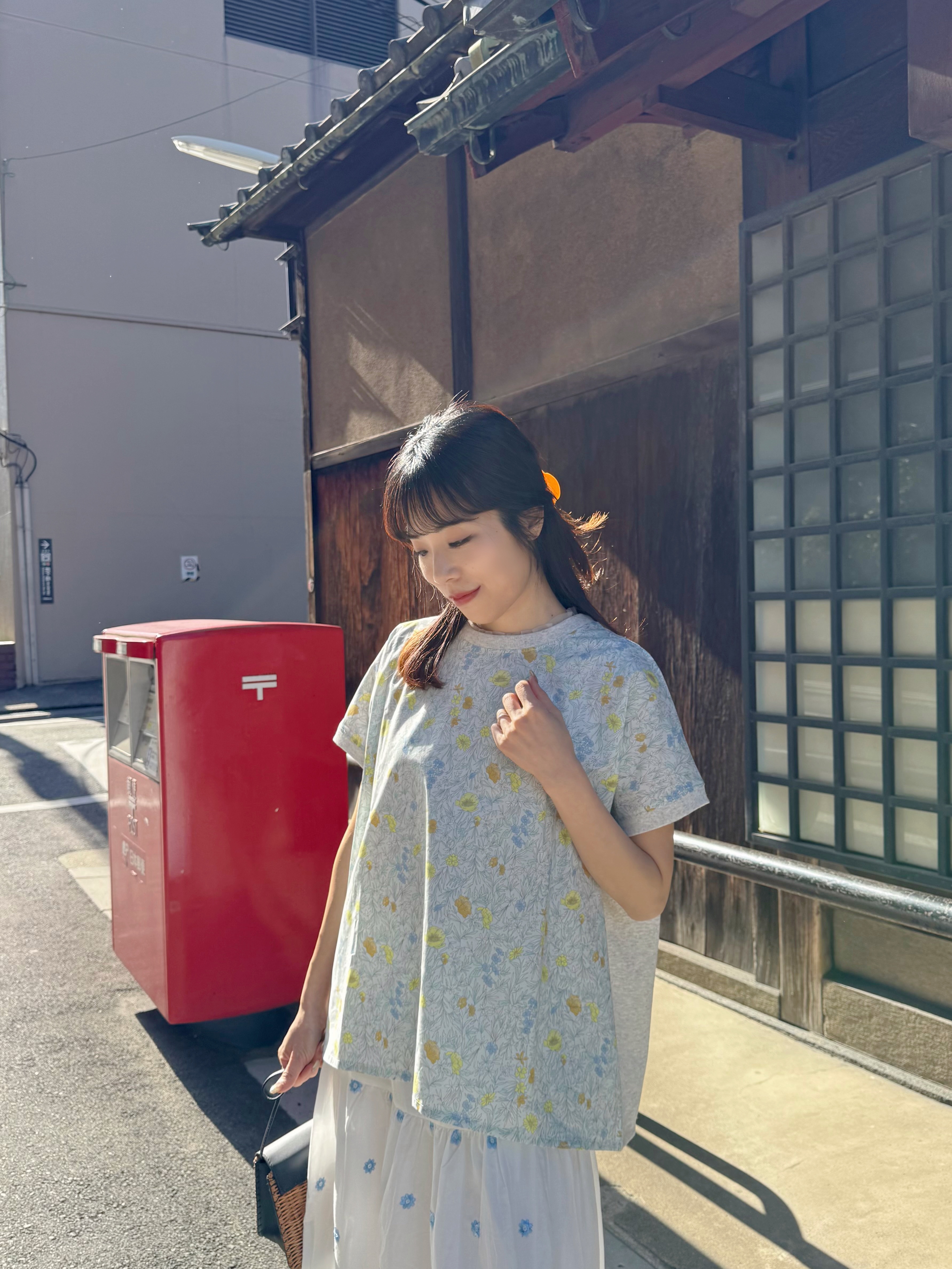 淡色清新花花上衣