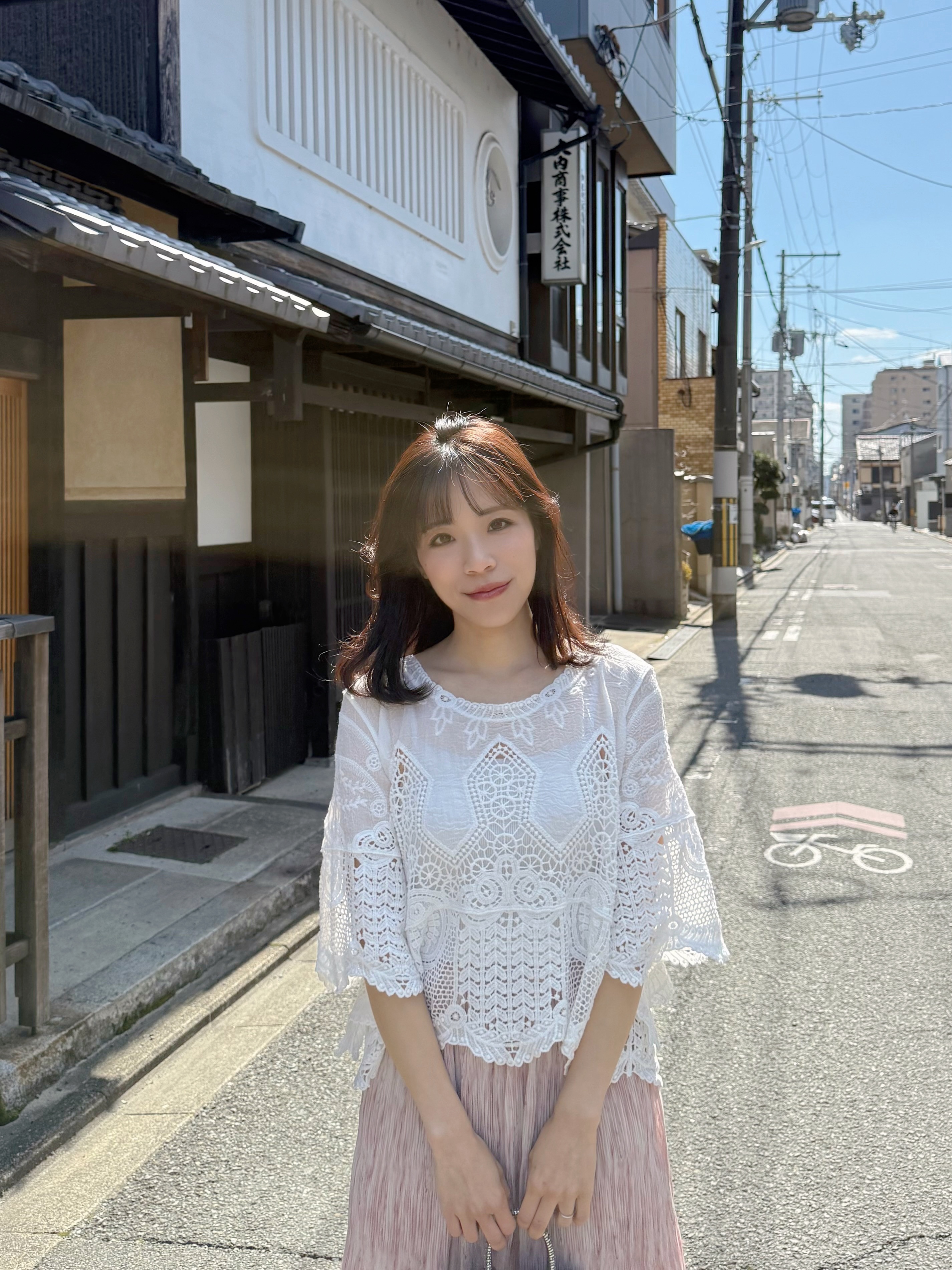 刺繡花傘袖鏤空上衣