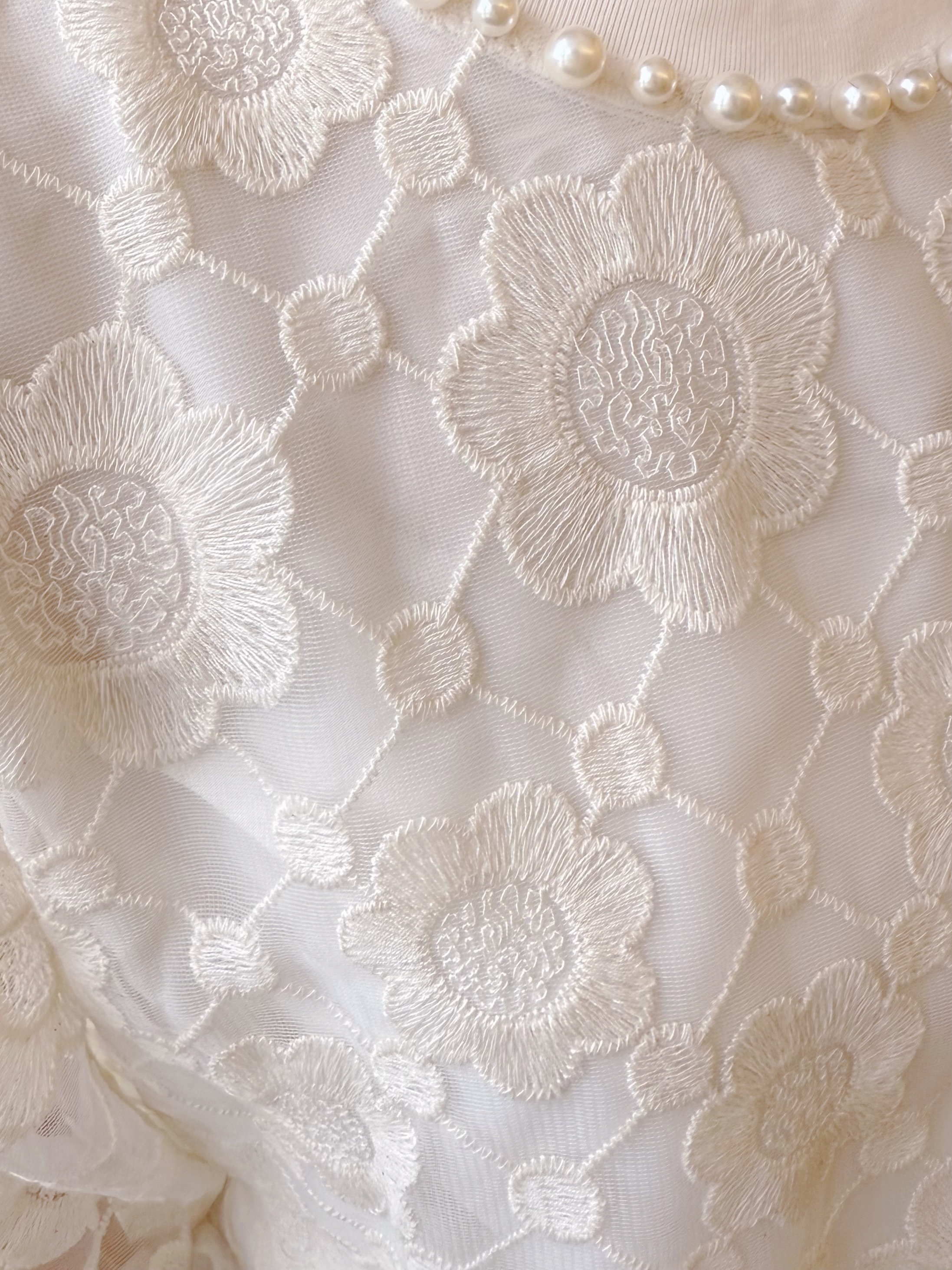 珍珠領波浪蕾絲刺繡上衣