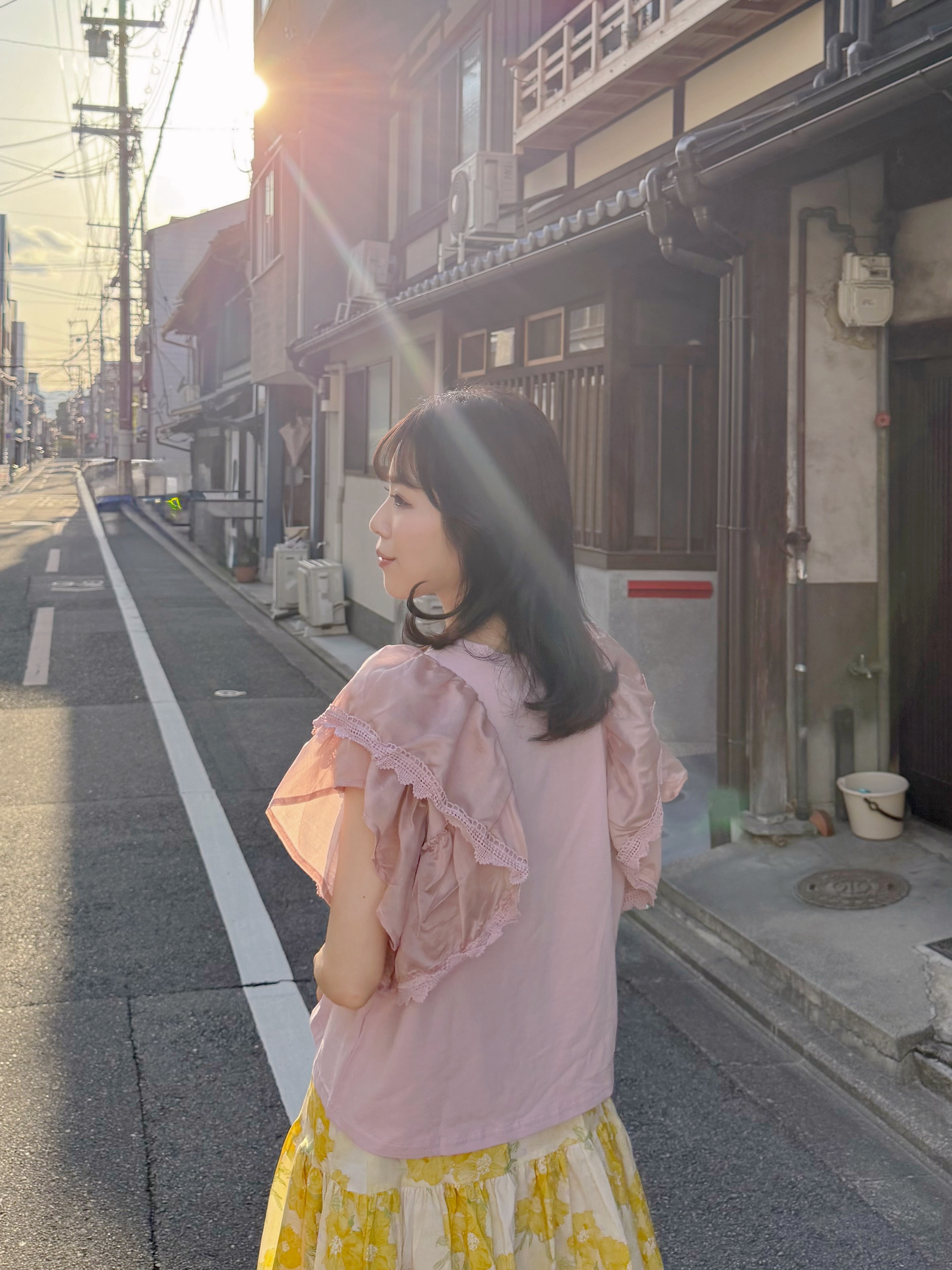 2色•波浪傘袖蕾絲車邊Tee