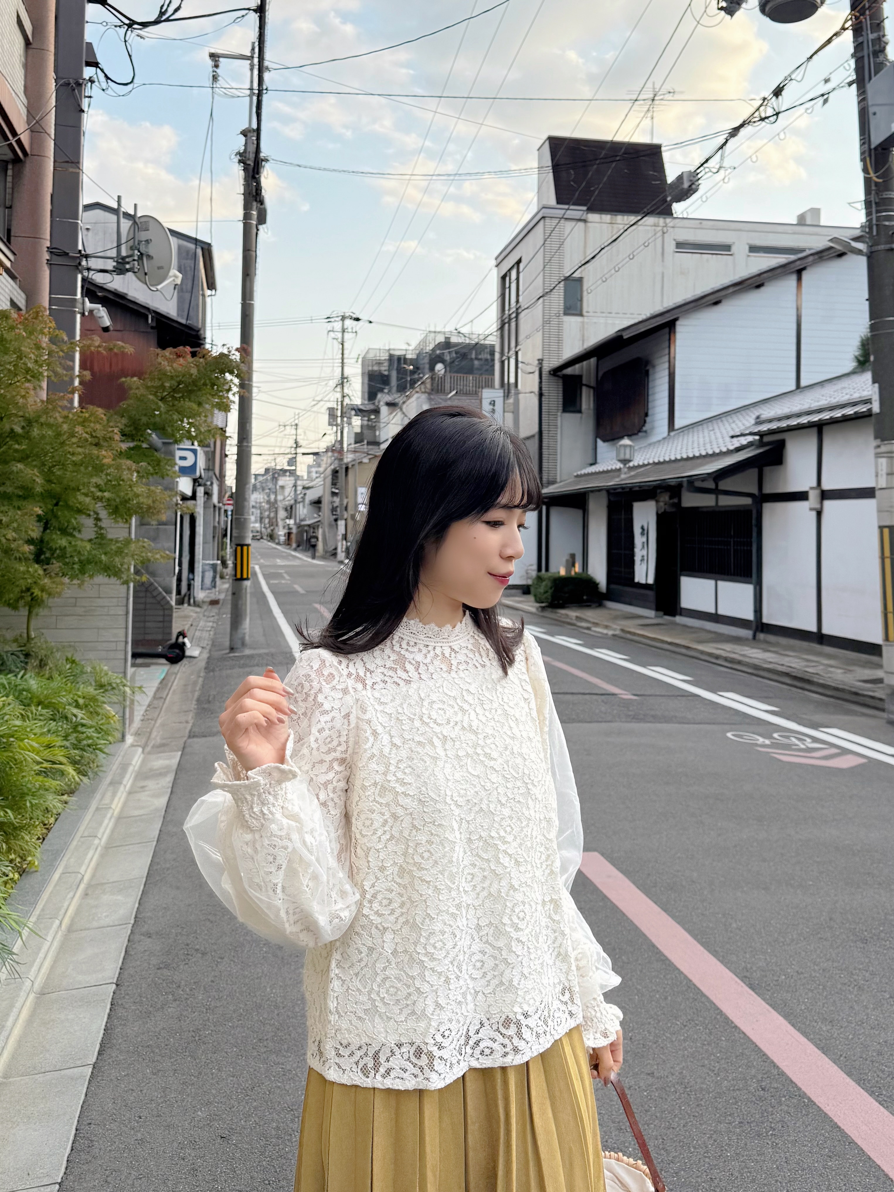 3色•紗紗泡泡袖蕾絲上衣